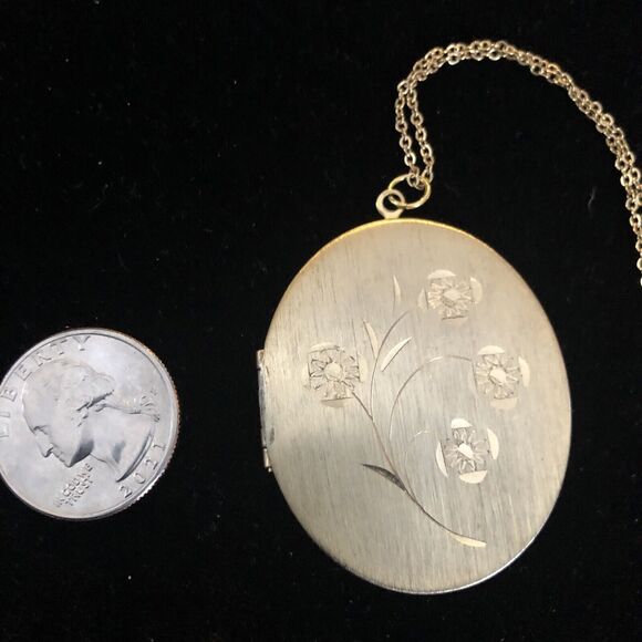 Vintage Flower Engraved Gold tone Hinged Oval Pic Locket Pendant 18" Necklace - Picture 8 of 9